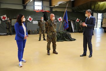 Abgeordnete Gitta Connemann (l.), Oberstarzt Dr. Jens-Peter Evers (m.) und Staatssekretär Thomas Silberhorn  Bild: Bundeswehr Fotograf: Presse- und Informationszentrum des Sanitätsdienst