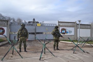 Krim: Unbekannte mutmaßlich prorussische Sicherheitskräfte blockieren den ukrainischen Militärstützpunkt in Perewalne am 9. März 2014