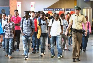 Einwanderer und Asylanten am Flughafen (Symbolbild)