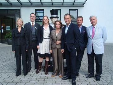 v. l. n. r.: Herlinde Schneider (Leiterin Kommunikation Novartis Deutschland), Carsten Hahn (Veranstaltungsleiter Novotel Hamburg Alster), Sabine Seifert (Unitleitung Healthcare fischerAppelt Kommunikation), Dagmar Winklhofer-Bülow (Vorstandsvorsitzende PR Club Hamburg), Frank Sarfeld (Vice President Media Relations, Corporate Communications Healthcare Sector Siemens AG), Dr. Frank Ulrich Montgomery (Präsident Ärztekammer Hamburg / Vizepräsident Bundesärztekammer) und Wilfried Jacobs (Vorstandsvorsitzender AOK Rheinland/Hamburg). Bild: PR Club Hamburg e.V.