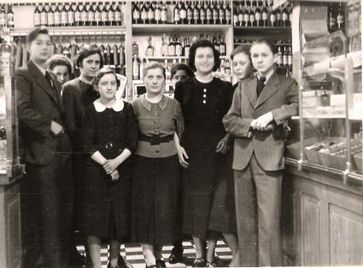 Theo Albrecht (ganz links) und Karl Albrecht (ganz rechts) mit dem Personal des elterlichen Geschäfts in Essen, 1939 Bild: "obs/ZDF"