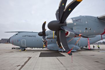 Das Großraumtransportflugzeug vom Typ Airbus A400M vom Lufttransportgeschwader 62 steht auf dem Gelände des Fliegerhorsts Wunstorf im Rahmen der Verladung des Mehrzweckhub., am 18.01.2017. Bild: Bundeswehr