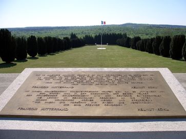 Gedenkplatte vor dem Beinhaus von Douaumont in Erinnerung an das Treffen zwischen François Mitterrand und Helmut Kohl im Jahr 1984