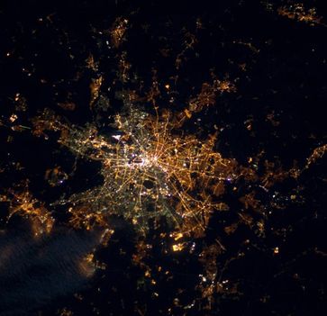 Blick aus der Internationalen Raumstation auf das nächtliche Berlin.