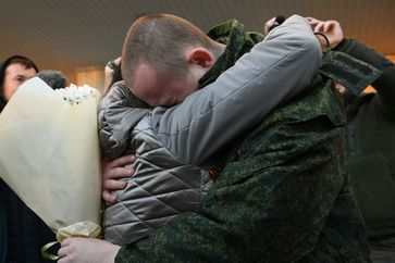 Archivbild: Ein aus ukrainischer Gefangenschaft entlassener Soldat nach seiner Rückkehr. Bild: Alexei Maischew / Sputnik