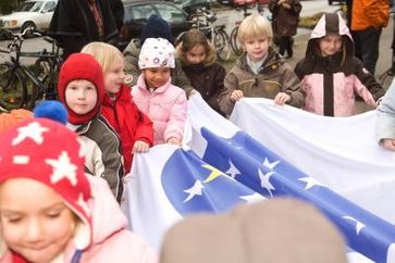Kinder eines Hamburger Montessori-Kindergartens tragen die Fahne der Vereinten Natur vor das HAUS DER ZUKUNFT. Bild:  obs/Haus der Zukunft