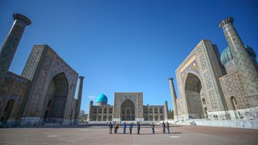 Eine Gesamtansicht des Registan-Platzes in Samarkand, Usbekistan. Der Platz gilt als das "Herz" von Samarkand, 29. März 2022.