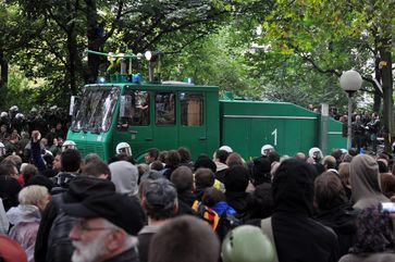 Stuttgart 21: Wasserwerfer im Mittleren Schlossgarten, 30. September 2010