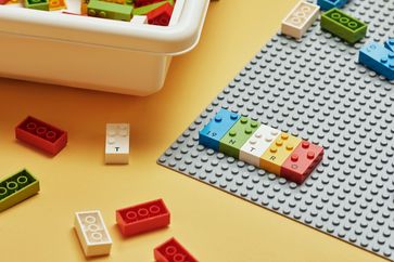 LEGO Braille Steine - Spielerisches Lernen der weltweit anerkannten Blindenschrift ©The LEGO Group  Bild: "obs/LEGO GmbH"