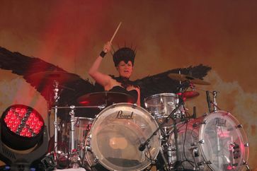 Schlagzeugerin Katha Mia von der Band Mono Inc. (2022)