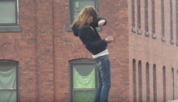 Screenshot aus dem Youtube Video "Drug induced Zombie walk, Charlton St. Worcester, Mass. USA"