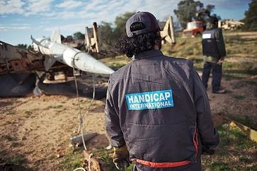 Ein Team von Handicap International birgt eine Luftabwehrrakete in Libyen. Bild:  J.-J. Bernard / Handicap International