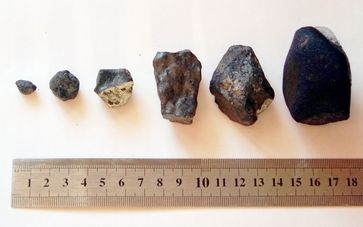 Verschiedene gefundene Fragmente in unterschiedlichen Größen.