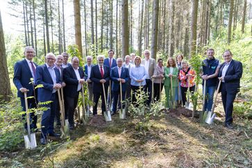 Ministerpräsidentin Anke Rehlinger (8.v.r.), Ministerin Petra Berg (5.v.r.), Bürgermeister Daniel Kiefer (2.v.r.), Eugen Witte (7.v.r.) sowie die Ministerinnen und Ministern, Staatssekretärinnen und Staatssekretären und Senatorinnen für Umwelt der Länder beim Auftakt zum "Einheitsbuddeln" am 23.5.25  Bild: MUKMAV/Kathrin Hinsberger Fotograf: MUKMAV M3