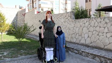 Die 25-jährige Rumeysa Gelgi vor ihrem Haus in Karabük, Türkei  Bild: Gettyimages.ru / Anadolu Agency