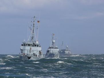 Die Minenjagdboote FULDA (M 1058), PASSAU (M 1096) und ÜBERHERREN in Formation im norwegischen Fjord während EAV MCM. Bild: Marine / Björn Wilke