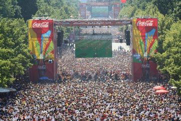 Die Berliner Fanmeile 2010 auf der Straße des 17. Juni, Blick vom Presseturm