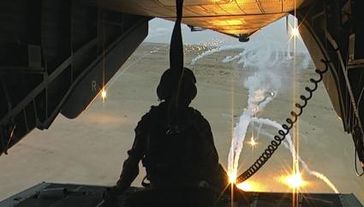 Helikopter-Flug über Afghanistan. Um ferngelenkte Raketen der Taliban abzulenken, zündet die Besetzung Leuchtsäze. Bild: SWR" (S2).