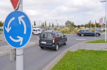 Prinzipiell gilt: Wer im Kreisverkehr fährt, hat Vorfahrt. Trotzdem muss auch der Vorfahrtsberechtigte aufpassen. Bild: HUK-COBURG