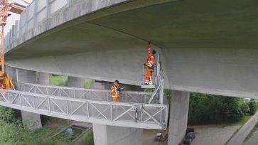 Etwa die Hälfte der Straßenbrücken, die in den 60er Jahren in Deutschland gebaut wurden,  müssen bis zum Jahr 2030 durch Neubauten ersetzt werden.