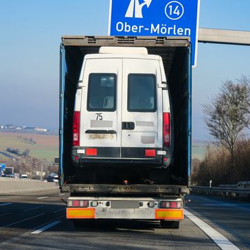 Hecktüren offen und die Ladung ragt über das Heck hinaus! Bild: Polizei