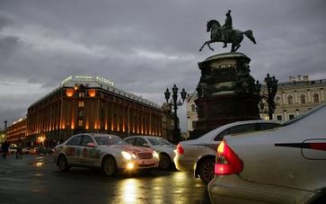 Eine Woche nach dem Start in Paris erreicht die Marathon-Flotte aus 36 Mercedes-Benz E-Klassen nach rund 3550 Kilometern das erste Etappenziel in St. Petersburg (Isaaksplatz). Quelle: DaimlerChryslerAG