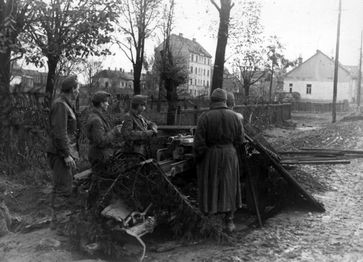 Ungarische Panzerabwehrkanone sichert eine Ausfallstraße von Budapest (November 1944)