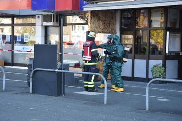 Der eingesetzte Trupp vor dem Gebäude Bild: Feuerwehr