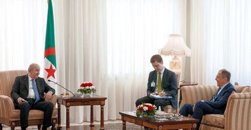 Der russische Außenminister Sergei Lawrow und der algerische Präsident Abdelmadjid Tebboune bei ihrem Treffen in Algier am 10. Mai 2022
