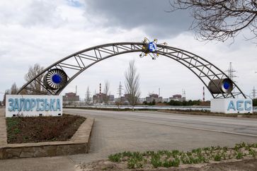 Monument an der Einfahrt zum AKW Saporoschje in Energodar (Archivbild). Bild: RIA Nowosti / Sputnik