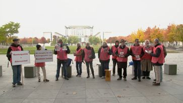 Wütende Rentner demonstrieren in Berlin gegen Rentenkürzungen und Zusatzbelastungen. Bild: "obs/ZDF/Patrick Meyer-Clement"