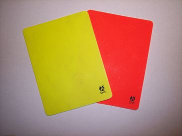 Gelbe und Rote Karte (Symbolbild)