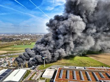 Luftaufnahme Brand Schrottplatz Bild: Feuerwehr