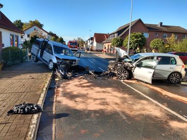 Bild zu: "Fahranfängerin gerät in Gegenverkehr - Zwei Verletzte", Unfall in Achim/Baden Bild: Polizei