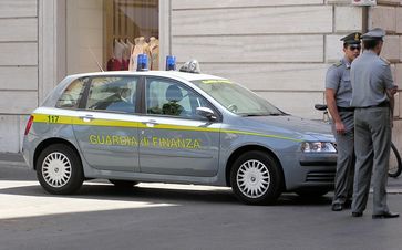 Guardia di Finanza vor einem Geschäftsgebäude in Rom (Symbolbild)