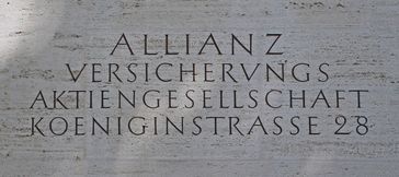 Inschrift des Firmennamens „Allianz Versicherungs Aktiengesellschaft“ am Hauptsitz der Allianz