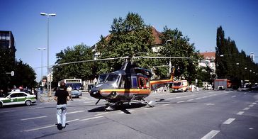 "Christoph München" bei einem Einsatz im Jahr 2000 mit Landung auf dem Goetheplatz in München.  Bild: DRF Luftrettung Fotograf: DRF Luftrettung