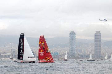 Boris Herrmann auf der Neutrogena (links, mit schwarzweißen Segeln) beim Start zum Barcelona World Race, Archivbild