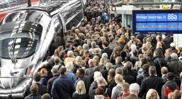 Ein überfüllter Bahnhof in Deutschland (Symbolbild)