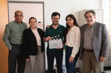 (v. l. n. r.: Navid Negahban (Rolle HAMID), Anne-Kathrin Gummich (Rolle EVA), Ashkan Najafi (Regie), Pegah Ferydoni (Rolle NEDA) und Mohammad-Ali Behboudi (Rolle SAEDI). (2025) Bild: NDR/Nastaran Rouzbahani/Storybay Fotograf: NDR Norddeutscher Rundfunk