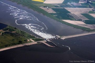 Das Eidersperrwerk in Schleswig-Holstein. Für konkrete Küstenschutzmaßnahmen wären Prognosen für den lokalen Meeresspiegelanstieg hilfreich. Doch dafür fehlen Daten. Quelle: Foto: Andreas Villwock, GEOMAR (idw)