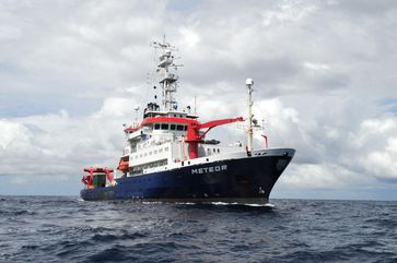 Das Forschungsschiff METEOR. Zwischen Oktober 2012 und März 2013 sammelte es im tropischen Ostpazifik Daten und Proben für den Sonderforschungsbereich 754 und das Verbundprojekt SOPRAN.
Quelle: Foto: H. v. Neuhoff, GEOMAR (idw)