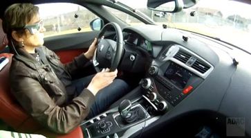 Screenshot aus dem Youtube Video "Test: Ablenkung durch Gerätebedienung im Auto "