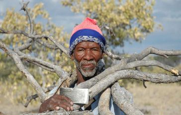 Buschleute werden verhaftet, obwohl ihnen das Recht zusteht, in der Kalahari zu leben und zu jagen. Bild: Survival