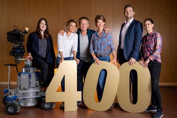 Eibe Maleen Krebs (l.)  Kerstin Landsmann (2.v.l.), Pierre Besson (3.v.l.), Sonja Baum (3.v.r.), Lukas Piloty (2.v.r.) und Tatjana Kästel (r.). Bild: ZDF Fotograf: ZDF/Martin Rottenkolber