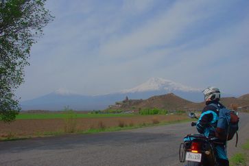 Blick aus dem Araxtal auf das Kloster Chor Virap mit dem immerweißen heiligen Berg der Armenier im Hintergrund,der seit 100 Jahren jenseits der Grenze auf türkischer Seite liegt. /Bild: "obs/SimplyRide-Motobike/Klaus Maier"