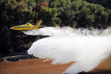 Eine Air Tractor AT-802 bei einer Löschübung