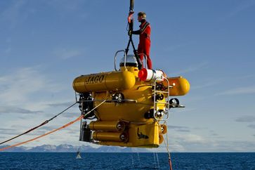 Das Tauchboot JAGO während der Expedition MSM21/4. Im Hintergrund ist Spitzbergen zu sehen.
Quelle: Foto: Felix Gross, GEOMAR (idw)