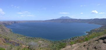 Die Apoyo Caldera in Nicaragua war vor 24.500 Jahren Schauplatz eines gewaltigen Vulkanausbruchs. Neue Untersuchungen legen die Vermutung nahe, dass diese und andere Eruptionen Gase freigesetzt haben, die zeitweise die Ozonschicht deutlich ausgedünnt haben.
Quelle: Foto: S. Kutterolf, GEOMAR (idw)