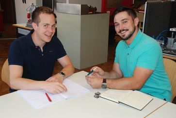 Die Projektpartner an einem Tisch: Dipl.-Ing. (FH) Tom Cruz, hauptverantwortlicher wissenschaftlicher Forschungsmitarbeiter von der Hochschule Pforzheim, (l.) und Johannes Maurath von der Firma OBE.